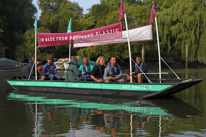 © Reuters. نشطاء البيئة يدشنون قاربا من النفايات البلاستيكية في بريطانيا