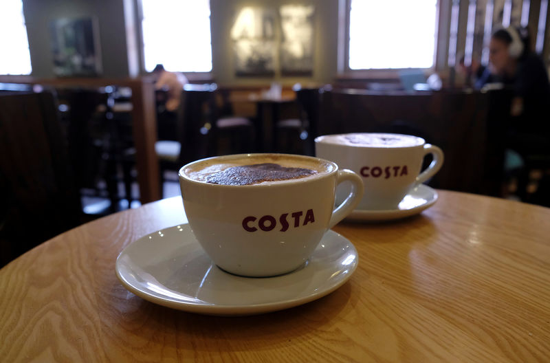 © Reuters. Две чашки капучино на столике в кофейне Costa Coffee в британском городе Лафборо