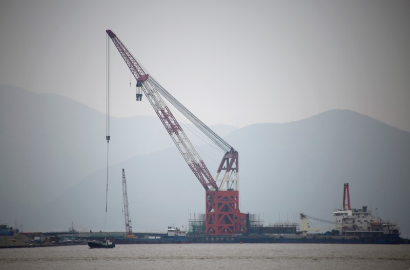 © Reuters. Crude oil terminal under construction is pictured off Ningbo Zhoushan port in Zhejiang