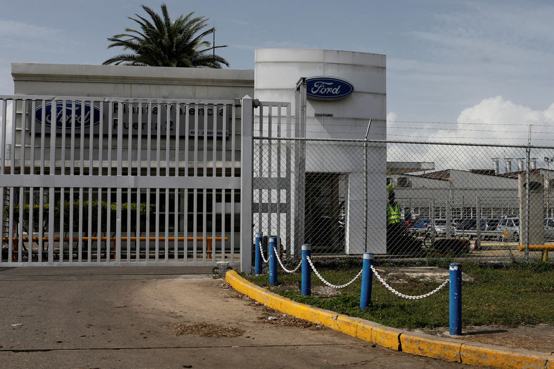 © Reuters. FILE PHOTO: The corporate logo of Ford is seen at the entrance of the company facilities in Valencia