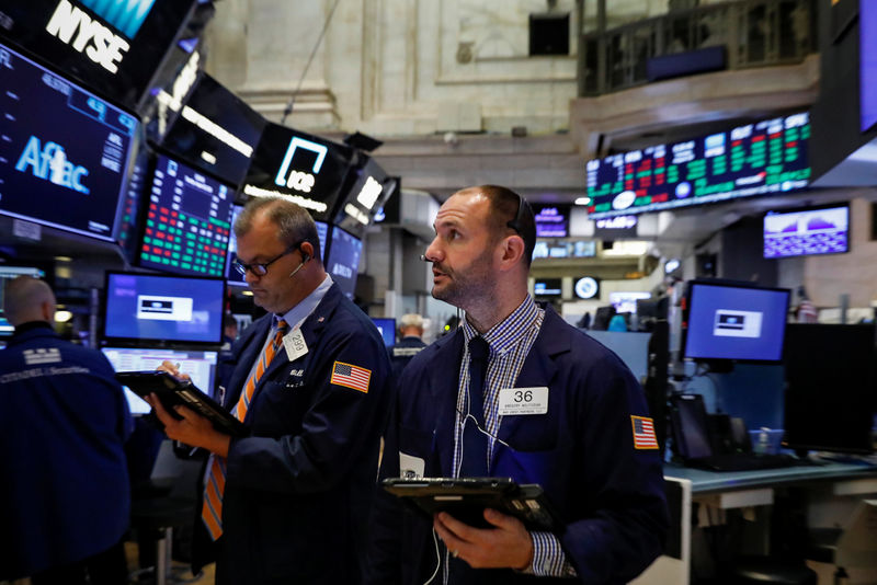 © Reuters. Traders work on the floor of the NYSE in New York