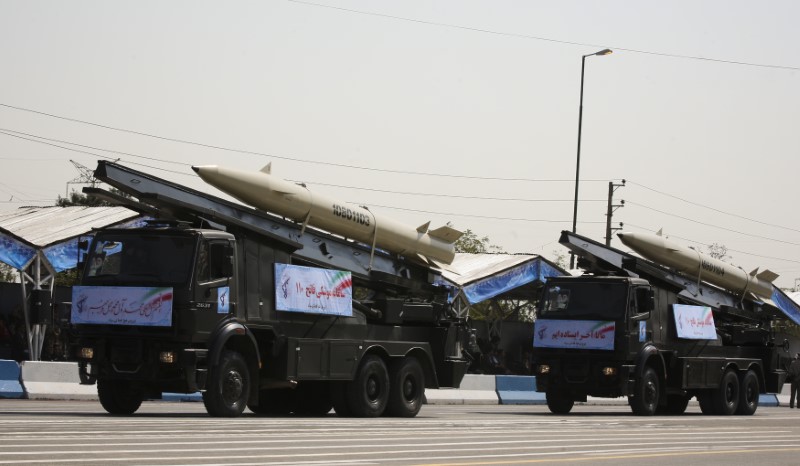 © Reuters. Veículos militares transportam mísseis Fateh 110 durante parada militar em Teerã