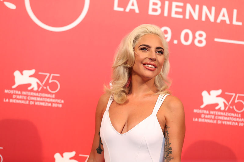 © Reuters. Lady Gaga posa para fotos no Festival Internacional de Cinema de Veneza, na Itália