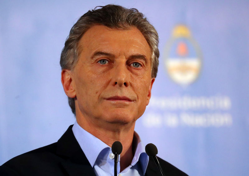 © Reuters. Argentina’s President Macri pauses during a news conference at the Olivos Presidential Residence in Buenos Aires