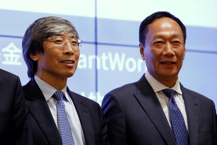 © Reuters. FILE PHOTO: Patrick Soon-Shiong, biotech billionaire and chairman of the Chan Soon-Siong Foundation and Terry Gou, chairman of Hon Hai Precision Industry, better known as Foxconn, at Cancer Moonshot news conference in Taipei