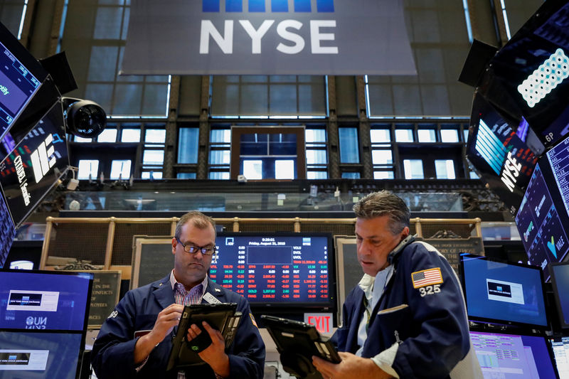 © Reuters. Traders work on the floor of the NYSE in New York