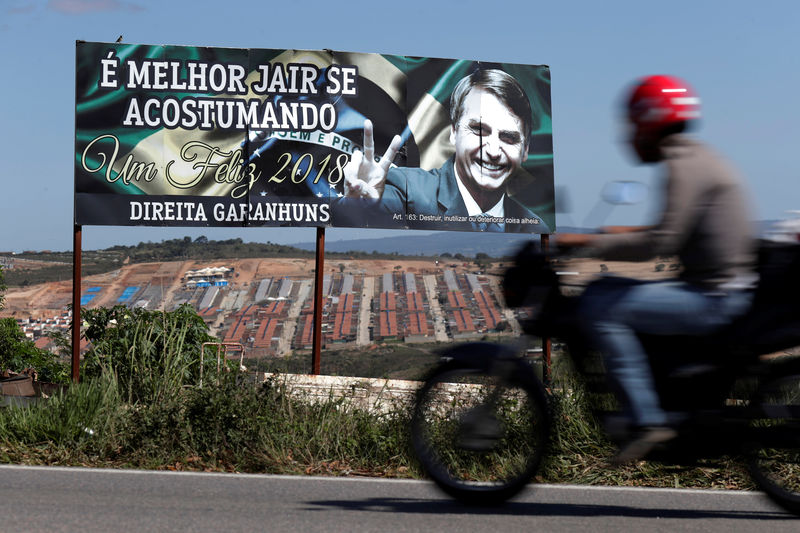 © Reuters. Outdoor de campanha do candidato do PSL à Presidência, Jair Bolsonaro, em Garanhuns (PE)