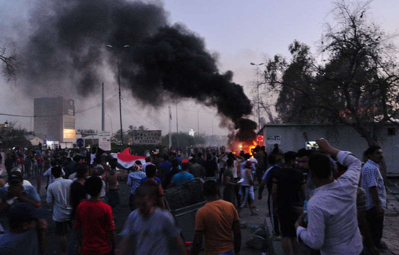 © Reuters. محتجون عراقيون يشتبكون مع قوات الأمن في البصرة