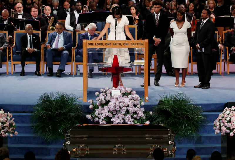 © Reuters. Victorie Franklin, granddaughter of of Aretha Franklin, speaks at the funeral service for Aretha Franklin at the Greater Grace Temple in Detroit