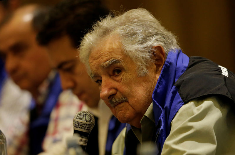 © Reuters. Mujica durante reunião no Equador