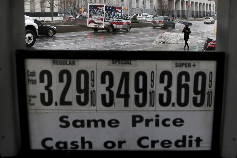 © Reuters. النفط ينخفض مع تجدد المخاوف من حرب تجارية عالمية