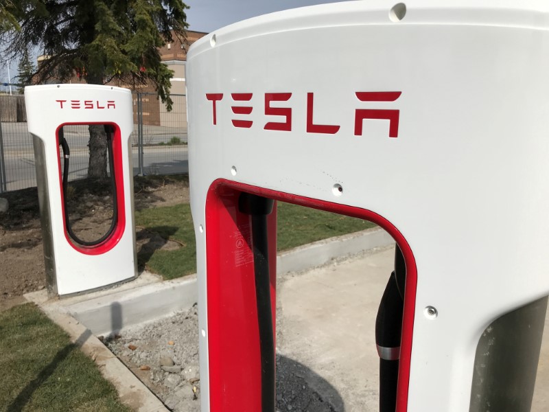 © Reuters. FILE PHOTO: Tesla superchargers are installed at the Quinte Mall in Belleville