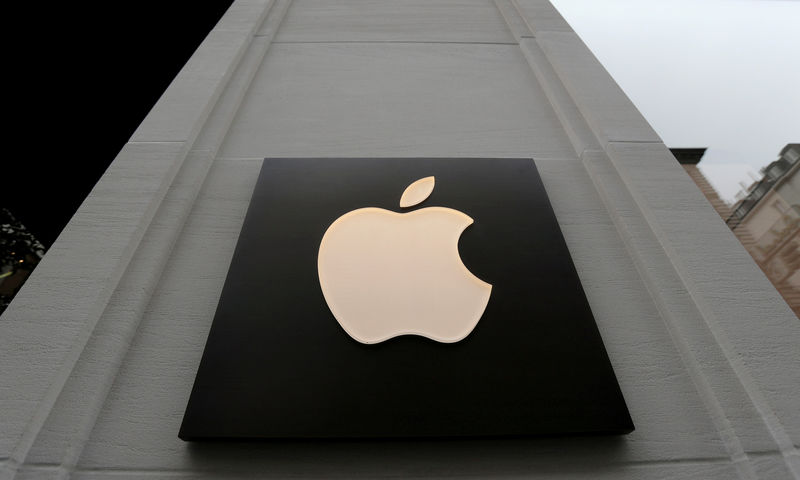 © Reuters. FILE PHOTO: The company's logo is seen outside Austria's first Apple store during a media preview in Vienna