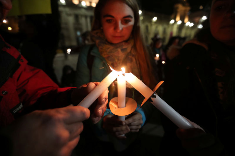 © Reuters. Pessoas acendem velas em Santiago para protestar contra abusos sexuais da Igreja