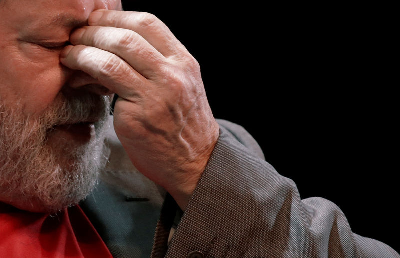 © Reuters. Former Brazilian President Luiz Inacio Lula da Silva gestures during a joint rally organized by left-wing political parties in Rio de Janeiro