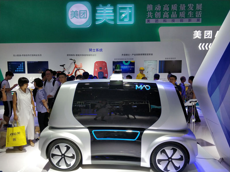 © Reuters. Visitors look at a Meituan Autonomous Delivery (MAD) vehicle of Chinese food delivery platform Meituan-Dianping, at the first Smart China Expo in Chongqing