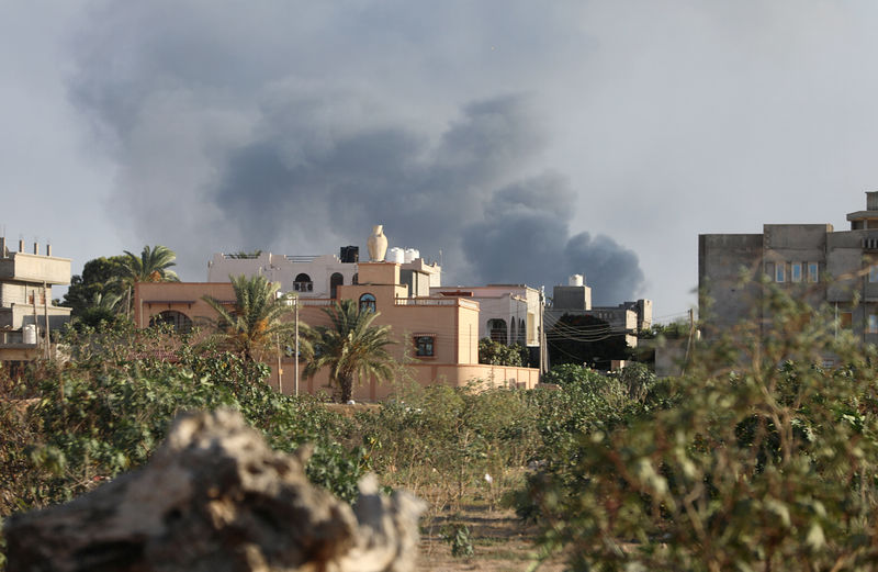 © Reuters. فرنسا وأمريكا وإيطاليا وبريطانيا تدين تصاعد العنف في العاصمة الليبية