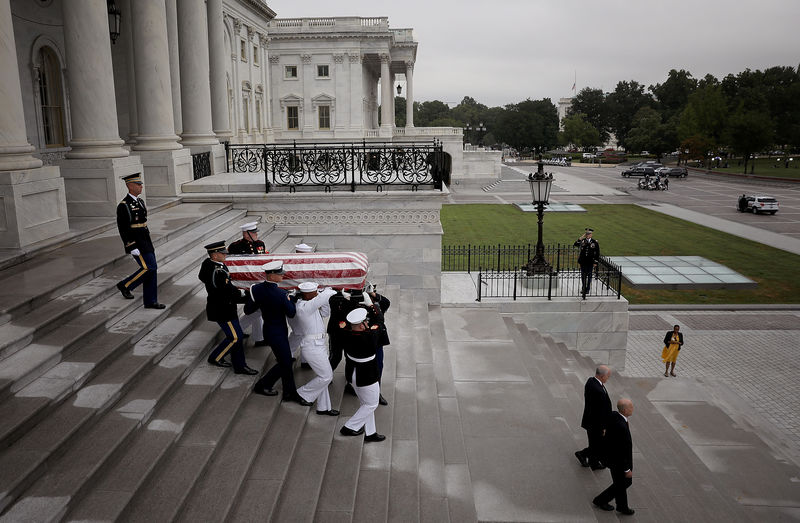 © Reuters. انطلاق موكب تشييع جثمان مكين من مبنى الكونجرس الأمريكي