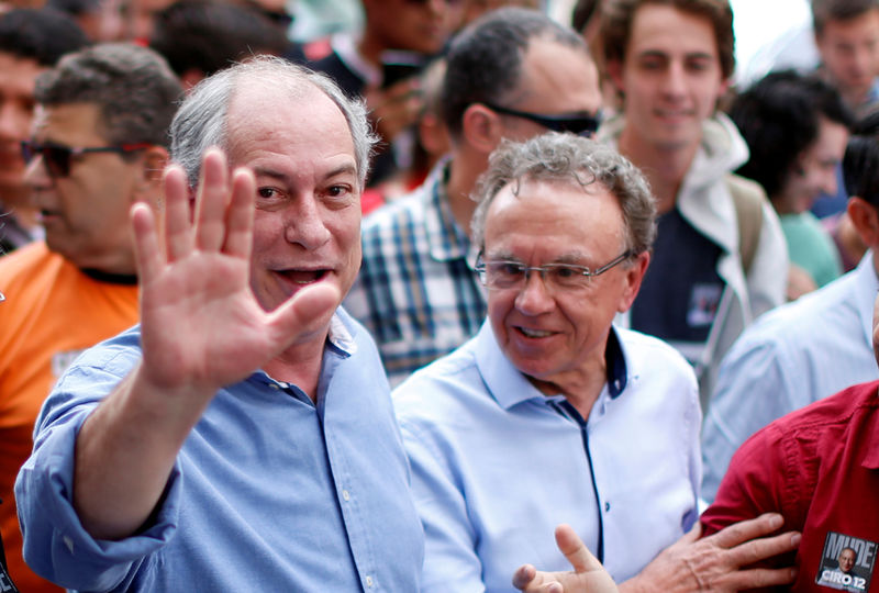 © Reuters. Candidato do PDT à Presidência, Ciro Gomes, acena durante evento de campanha em Curitiba