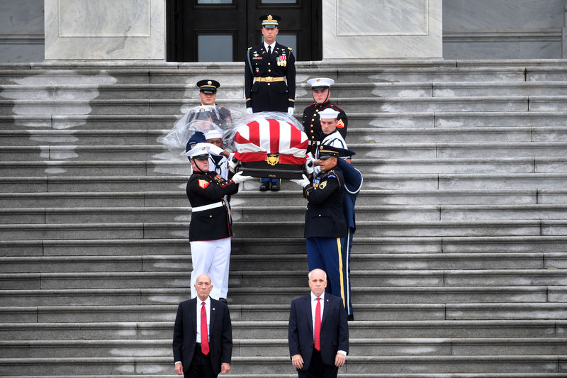 © Reuters. أوباما وبوش يشاركان في مراسم تشييع منافسهما السابق مكين في واشنطن