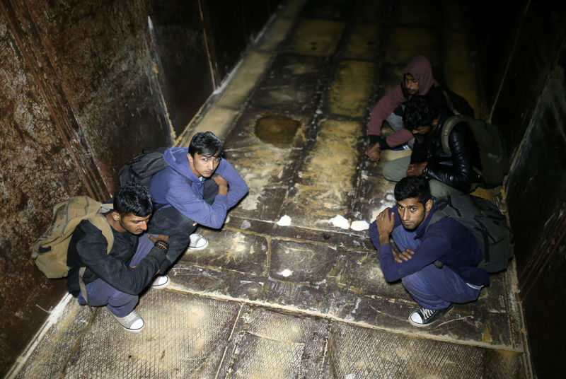© Reuters. الشرطة في البوسنة توقف 50 مهاجرا كانوا يستقلون قطارا للشحن