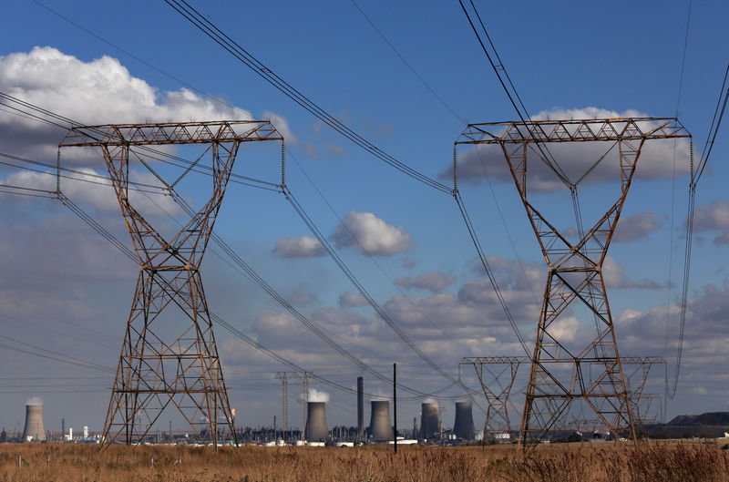 © Reuters. FILE PHOTO: Electricity pylons are seen near cooling towers of South African petrochemical company Sasol's synthetic fuel plant in Secunda, north of Johannesburg
