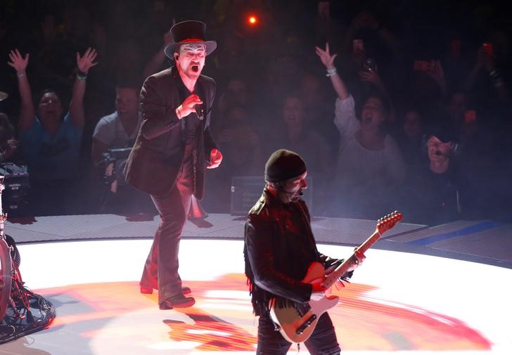 © Reuters. U2 cancela un concierto ya empezado después de que Bono perdiera la voz