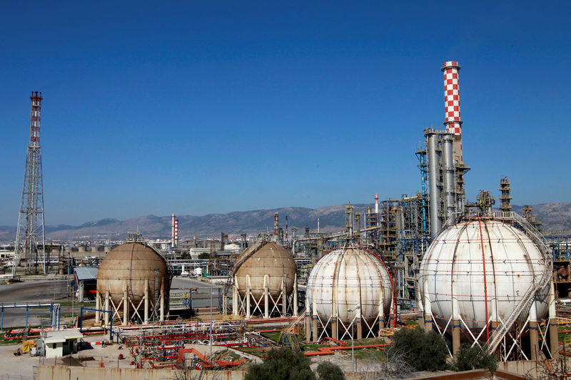 © Reuters. FILE PHOTO: A general view of the Hellenic Petroleum refineries is seen at Aspropyrgos town