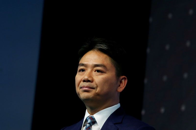 © Reuters. FILE PHOTO: JD.com founder Richard Liu attends a business forum in Hong Kong