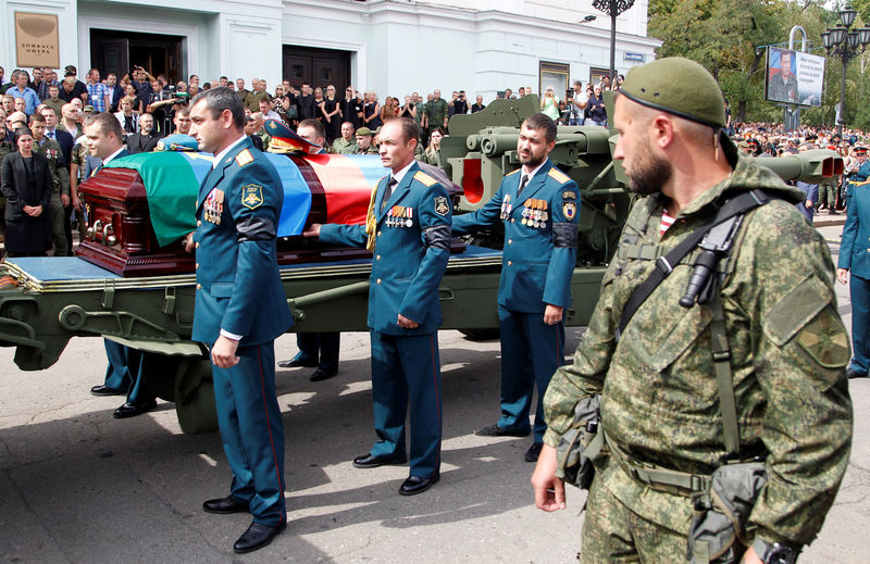 © Reuters. حشود المشيعين تصطف لوداع زعيم إقليم دونيتسك الانفصالي بشرق أوكرانيا