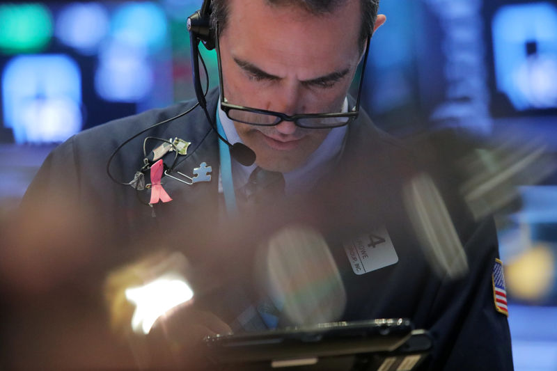 © Reuters. A trader works at the New York Stock Exchange (NYSE) in Manhattan, New York