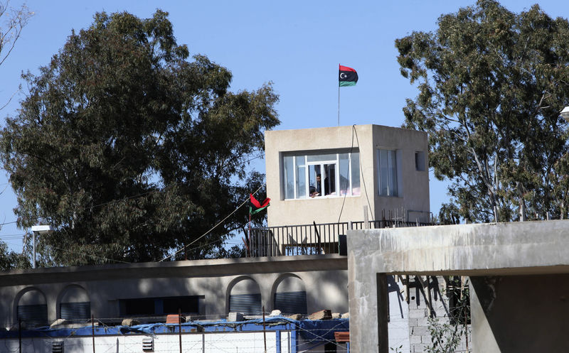 © Reuters. فرار نحو 400 سجين خلال فوضى في العاصمة الليبية