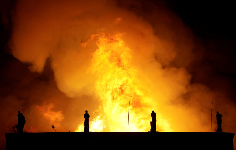 © Reuters. نشوب حريق هائل في المتحف الوطني بريو دي جانيرو