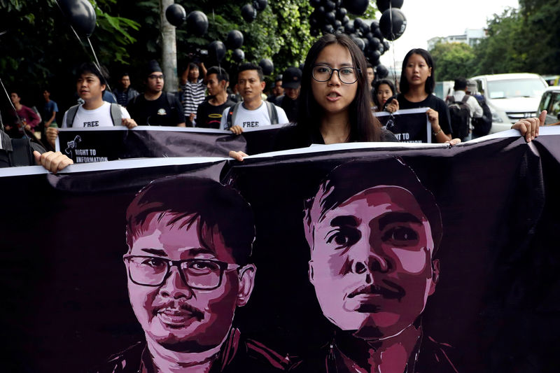 © Reuters. قاض في ميانمار يحكم بالسجن 7 سنوات على صحفيين من رويترز
