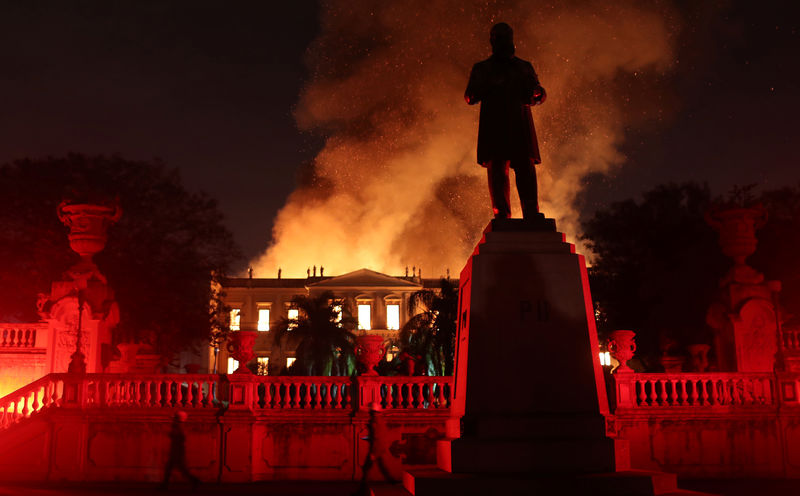 © Reuters. Bomberos intentan extinguir un incendio en el Museo Nacional de Brasil en Río de Janeiro, Brasil