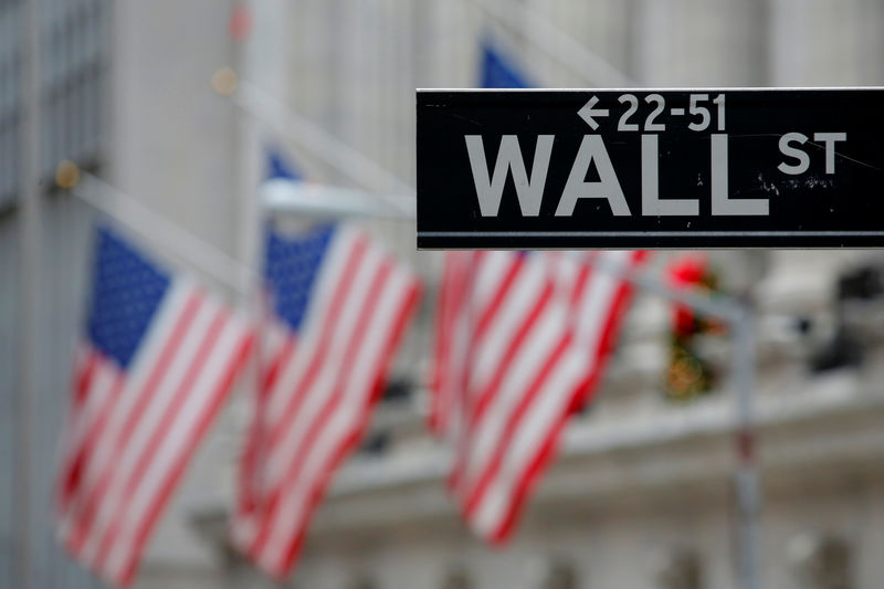 © Reuters. Foto de archivo: Una señal en Wall Street se ve afuera de la Bolsa de Nueva York en Manhattan, Ciudad de Nueva York, Estados Unidos