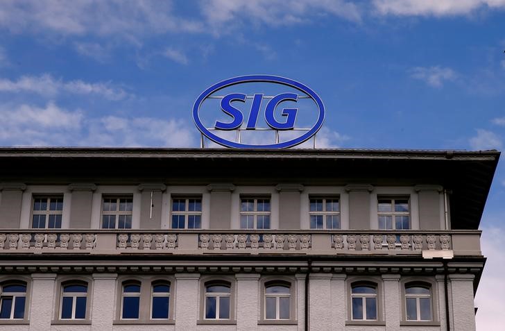 © Reuters. FILE PHOTO: Logo of SIG Combibloc Group is seen in Neuhausen