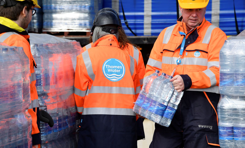 © Reuters. Thames Water operatives collect bottled water for distribution in Hampstead in London, Britain