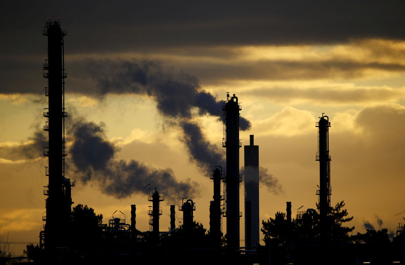 © Reuters. FILE PHOTO: Smoke emerges from the chimneys of the chemical plant of Evonik Industries AG in Wesseling