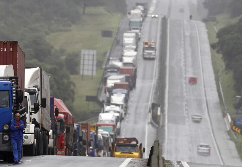 © Reuters. Caminhões carregando soja parados na BR-277 perto do porto de Paranaguá, Curitiba, Brasil