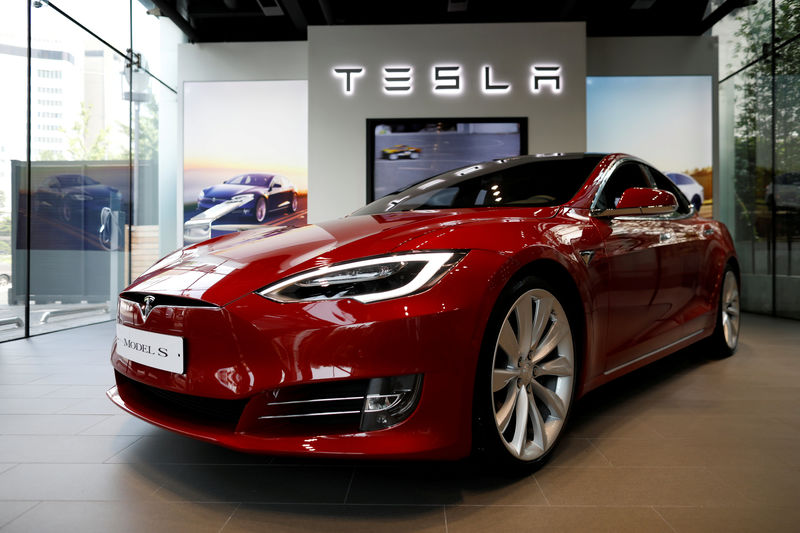 Â© Reuters. FILE PHOTO: A Tesla Model S electric car is seen at its dealership in Seoul