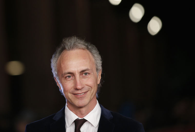 © Reuters. Journalist Travaglio poses as he arrives for a red carpet event for the movie "Il venditore di medicine" at the Rome Film Festival