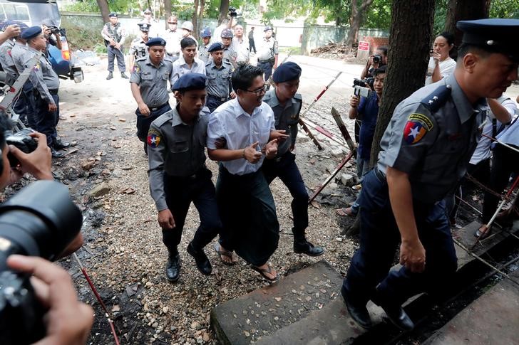 © Reuters. Detained Reuters journalists Wa Lone and Kyaw Soe Oo arrive to listen to their verdict in Yangon