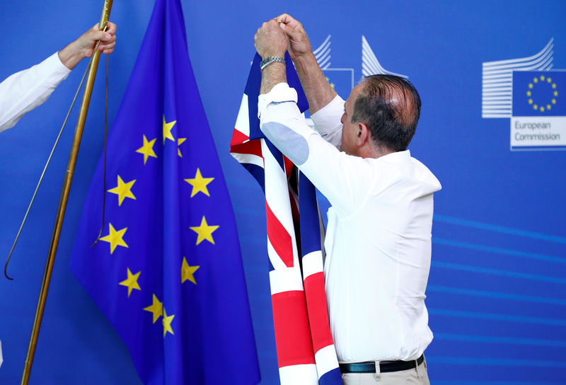 © Reuters. FILE PHOTO: Union Jack and EU flag hanging before Brexit negotiations in Brussels
