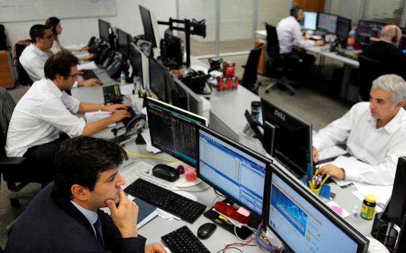 © Reuters. Operadores em corretora de São Paulo