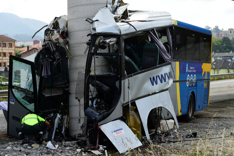 © Reuters. Al menos cinco personas mueren tras estrellarse un autobús en Asturias