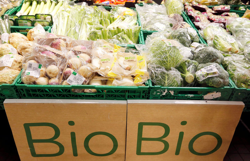 © Reuters. FILE PHOTO: Organic vegetables are seen at a Carrefour Hypermarket store in Montreuil, near Paris, France