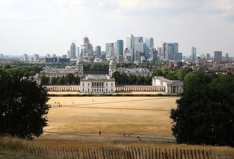 © Reuters. FILE PHOTO: Canary Wharf and the City of London are seen from Greenwich Park, London
