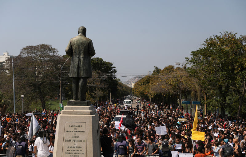 © Reuters. Pessoas protestam em frente ao Museu Nacional, no Rio de Janeiro