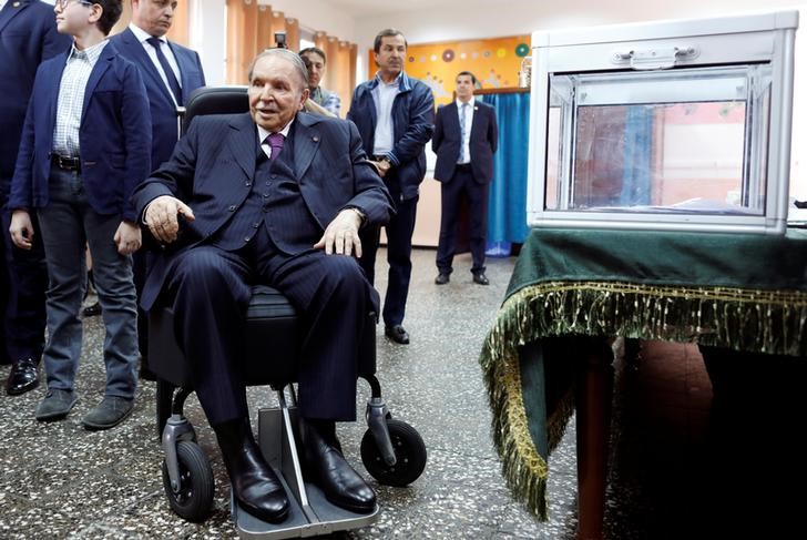 © Reuters. بوتفليقة يخفف قبضة الجيش الجزائري على السلطة بعزل قادة عسكريين